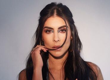 María León luce impactante en bikini multicolor