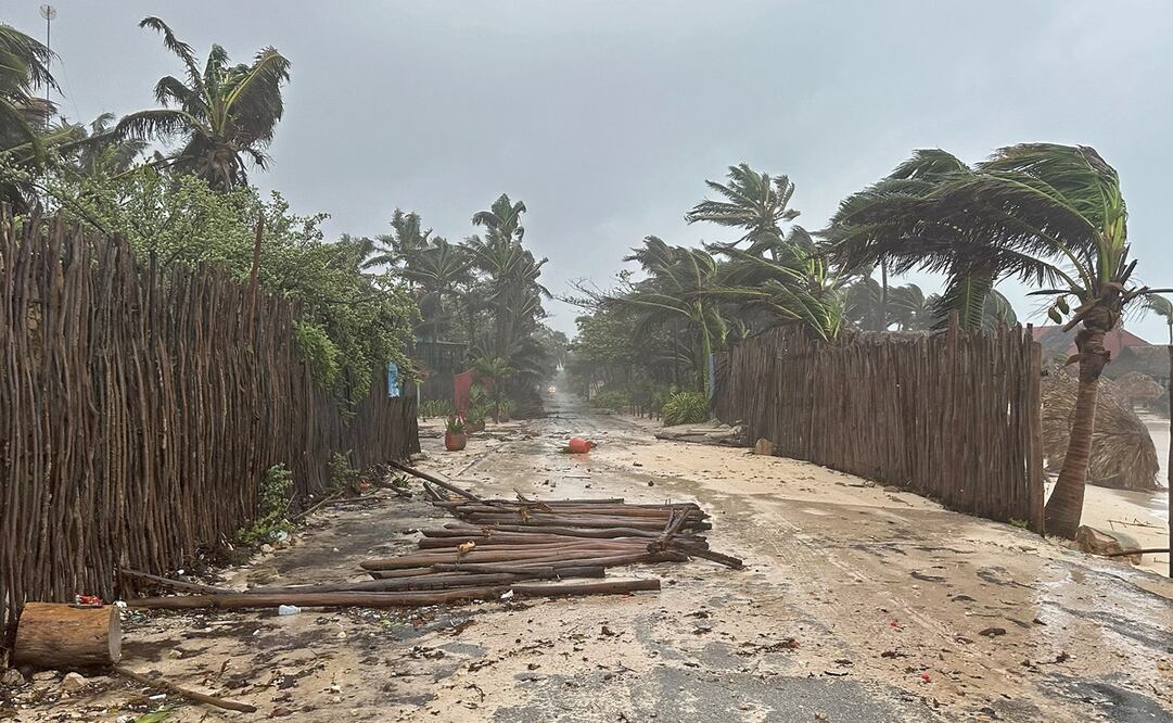 Fotografía que muestra una calle obstruida debido a los daños ocasionados durante la entrada del huracán Berly, en el municipio de Felipe Carrillo Puerto este viernes en Quintana Roo (México). EFE/Alonso Cupul