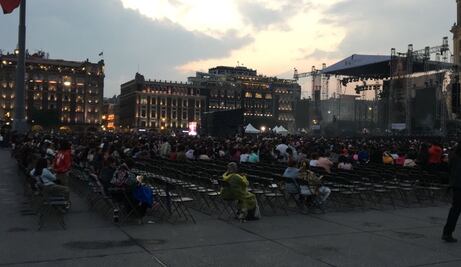 Pocos asistentes y sillas vacías en el Zócalo previo al concierto de Lupita D’Alessio por el Día de las Madres