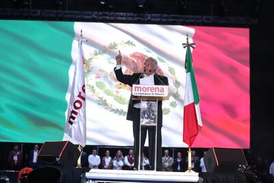 AMLO recuerda a luchadores sociales en su cierre de campaña en el Azteca