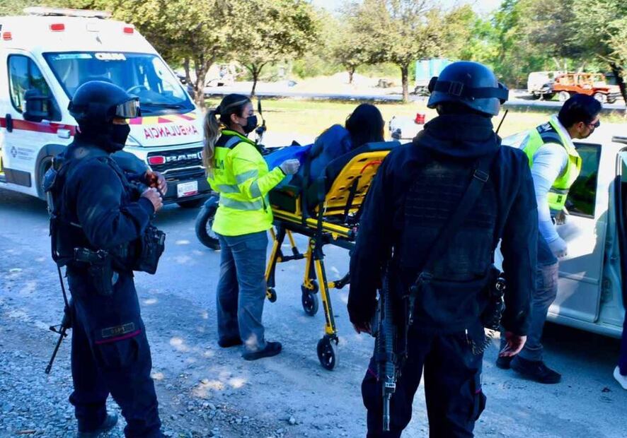 Grupo Motorizado Linces y paramédicos del CRUM asisten a mujer en labor de parto. Foto: Especial