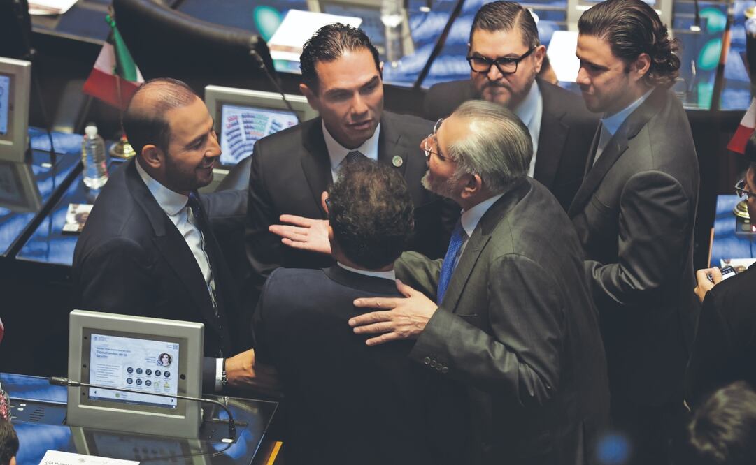 El senador Marko Cortés dialoga con el morenista Adán Augusto López durante la sesión ordinaria. Foto: de Carlos Mejía. El Universal