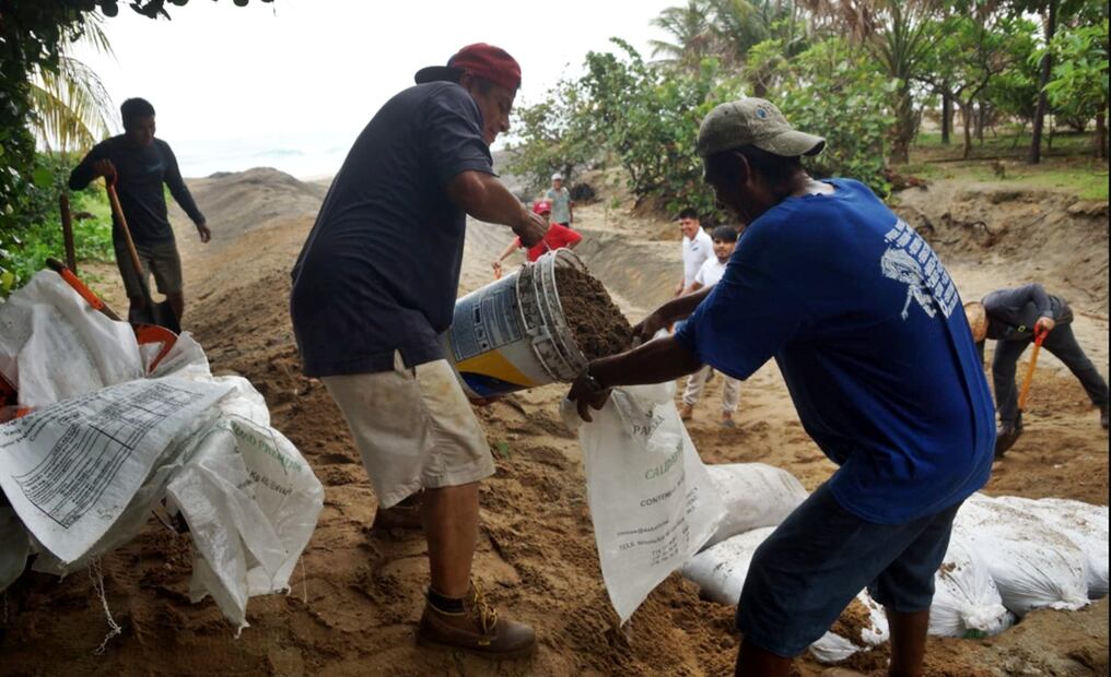Restauranteros y hoteleros guardan mobiliario y ponen muros de contención con costales de arena en Playa Zicatela, el 18 de junio de 2025, como medida preventiva ante la inminente llegada del huracán Erick a Oaxaca. Foto: Edwin Hernández/EL UNIVERSAL