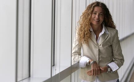 Con "monumento a la mujer", Ángela Becerra vindica huelga feminista en América Latina