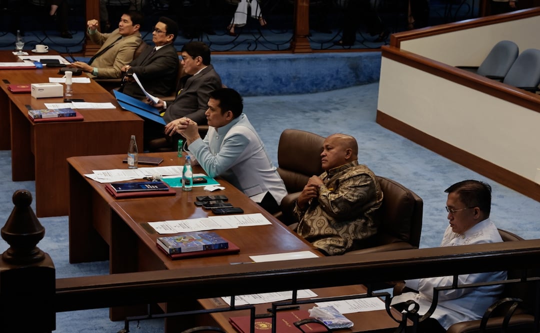 El exjefe de la Policía Nacional de Filipinas y senador Ronald "Bato" dela Rosa, requerido el lunes por la Corte Penal Internacional por su presunta implicación en la sangrienta guerra antidrogas del expresidente Rodrigo Duterte. Foto: EFE