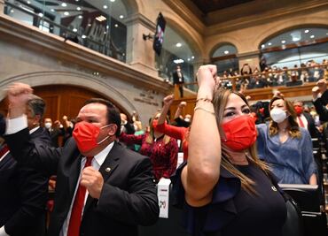 Entre gritos de ¡Viva México! y ¡Viva Morena! concluye 60 Legislatura en Edomex
