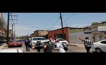 Viudas de policías persiguen a candidato de Culiacán durante acto de campaña