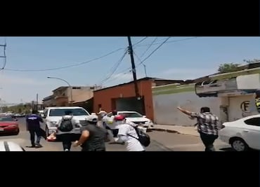 Viudas de policías persiguen a candidato de Culiacán durante acto de campaña