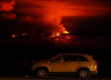 "Es completamente seguro": gobernador de Hawái promueve el turismo pese a erupción del volcán Mauna Loa