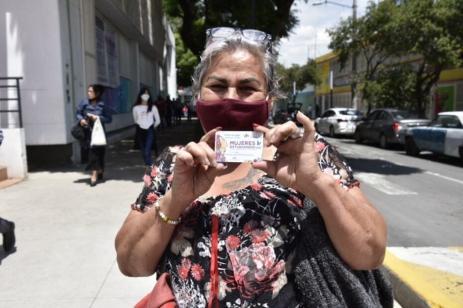 Iztapalapa entrega apoyos a mujeres que concluyeron estudios
