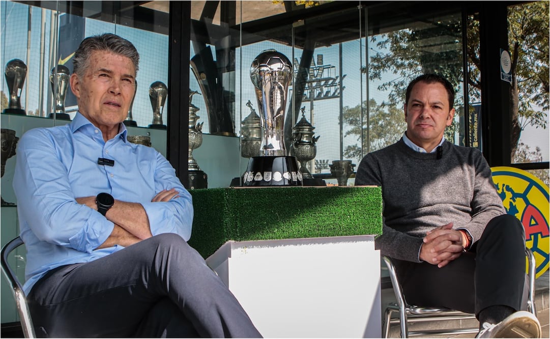 Héctor González Iñárritu y Santiago Baños junto al título del Apertura 2023. FOTO: Gabriel Pano/ EL UNIVERSAL