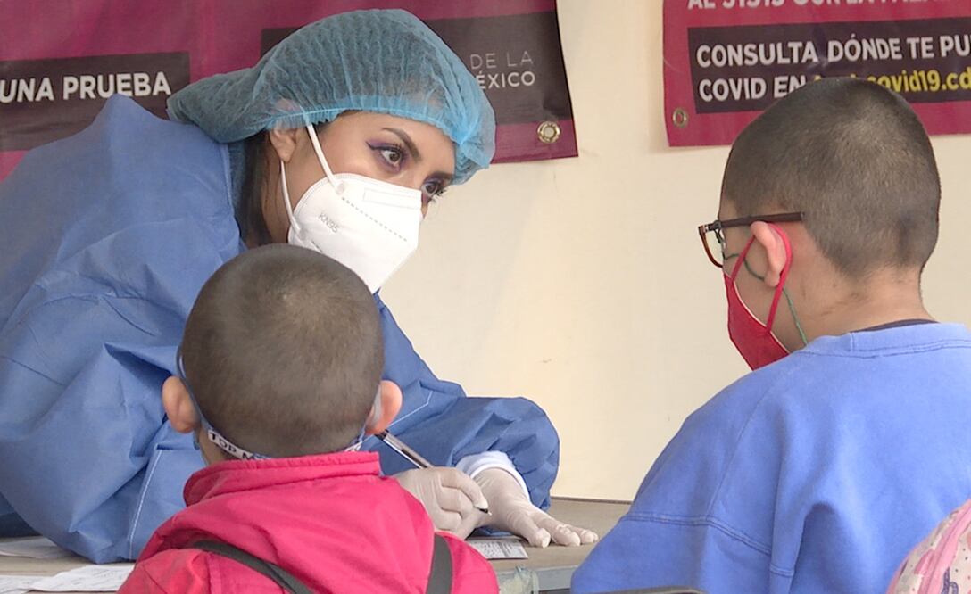 Alicia Marisol y sus tres hijos acudieron a un kiosco ubicado en la Benito Juárez para una prueba de Covid-19. Fotos: DIEGO PRADO. EL UNIVERSAL