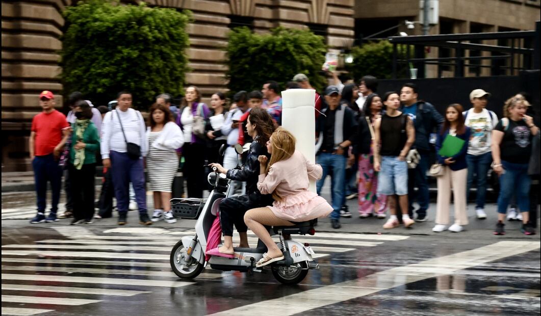 Un par de mujeres a bordo de una bicimoto conducen sin protección en el Centro de la Ciudad de México, el 28 de agosto de 2025. Foto: Valente Rosas/EL UNIVERSAL