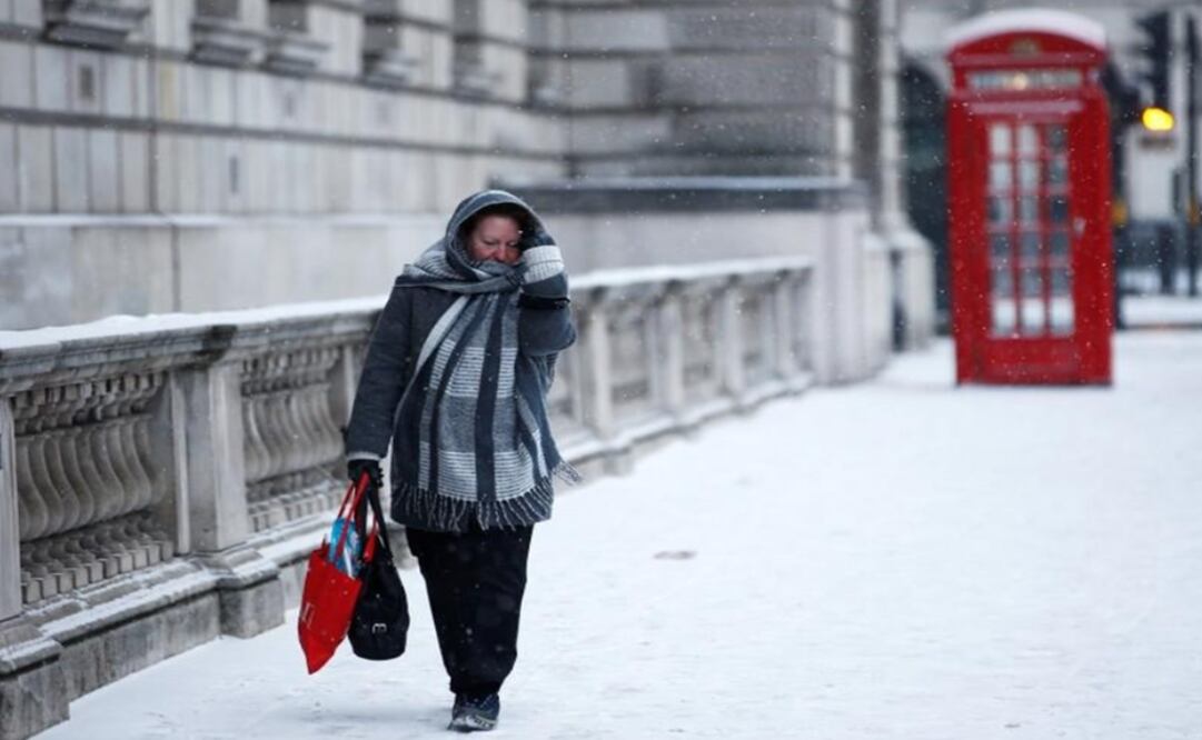 A woman walks through the snow storm in central London, Britain – Photo: Henry Nicholls/REUTERS