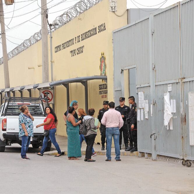 Desde diversos estados del país muchas personas llegaron al que hasta hace unos días fue el penal de Topo Chico y se encontraron con cartulinas que anunciaban el cierre del lugar hasta nuevo aviso. EMILIO VÁSQUEZ. EL UNIVERSAL