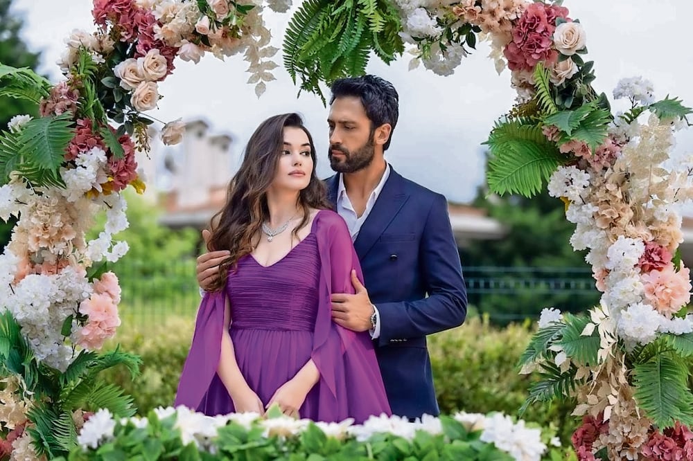 Aybüke Yilmaz interpreta a Ceylan, una mujer valiente; Emre Özmen a Karan, su esposo protector. Foto: LIFETIME