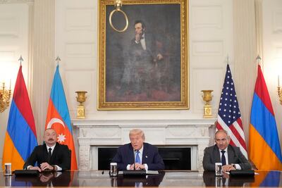 Armenia y Azerbaiyán firman ante Trump un acuerdo para poner fin a su conflicto; se comprometen a abrir el comercio