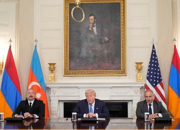 Armenia y Azerbaiyán firman ante Trump un acuerdo para poner fin a su conflicto; se comprometen a abrir el comercio