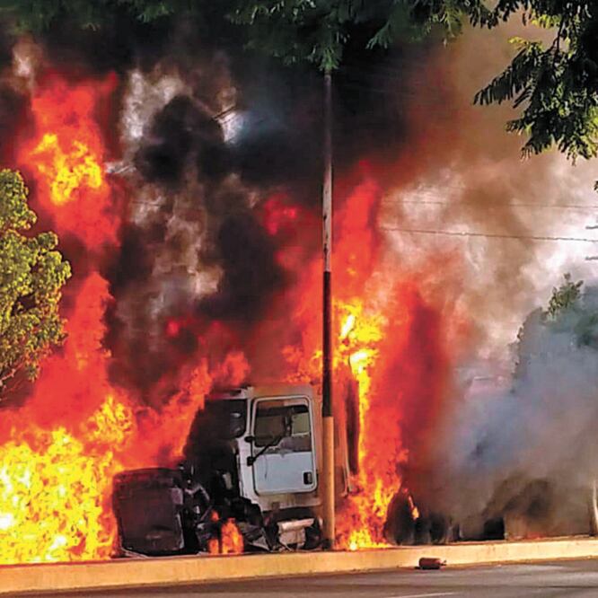 El tráiler cargado de varillas iba sacando mucha lumbre por las balatas hasta que se incendió, y provocó la angustia de comerciantes y civiles que presenciaron el vuelo de autos que cruzaban por el camino del vehículo desenfrenado. CUARTOSCURO