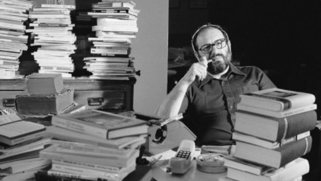 La cita es del artículo Por qué los libros prolongan nuestras vidas de Umberto Eco, publicado en La Nación en 1997. Crédito: Universidad de Salamanca.