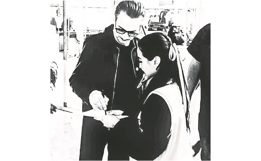 El vocalista Dave Gahan firmó un autógrafo a una fan mexicana. (INSTAGRAM)