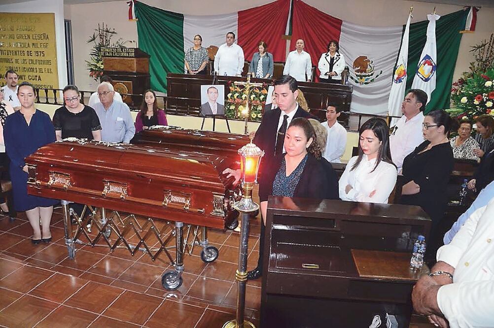 Familiares y amigos de Silvestre de la Toba Camacho le rindieron homenajes póstumos en la logia Delta Número 15, en la capital, y en el Congreso del estado. (GLADYS RODRÍGUEZ. EL UNIVERSAL)