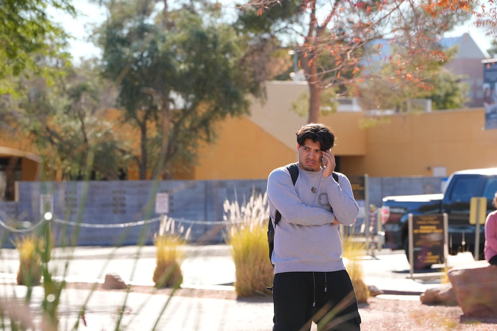 Un estudiante de la Universidad de Nevada campus Las Vegas habla por teléfono luego de que se reportó un tiroteo en el lugar, el miércoles 6 de diciembre de 2023, en Las Vegas. (AP Foto/Lucas Peltier)