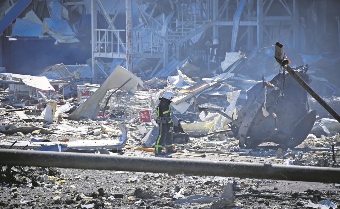 Un bombero revisa cerca de un edificio destruido a las afueras de Odesa, donde misiles rusos que alcanzaron la ciudad mataron a una persona e hirieron a cinco, según el ejército ucraniano. Foto: MAX PSHYBYSHEVSKY. AP