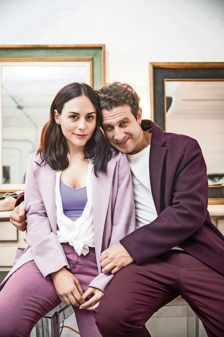 El personaje de Nacho Tahhan acompaña al de la actriz por las fases del amor. Siete veces adiós. Foto: Germán Espinosa/ EL UIVERSAL