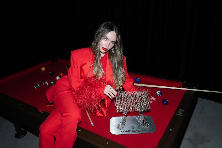 Las plumas elevan el look de Belinda. Foto: Instagram @belindapop