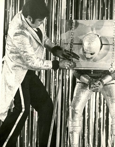 Rodolfo Guzmán Huerta, nombre real de “El Santo”, actuó en más de 50 películas. Su debut fue el 26 de junio de 1942 en la Arena Anáhuac que se encontraba en la colonia Obrera. Además de amar el ring, también le tomó cariño a los escenarios.
Foto: Jorge Núñez/Archivo EL UNIVERSAL.