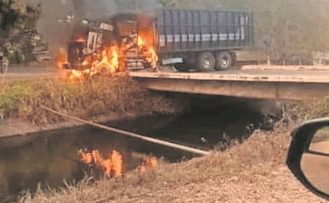 Integrantes del CJNG bloquearon con camiones incendiados la carretera Autlán-Unión de Tula. Foto: Especial 