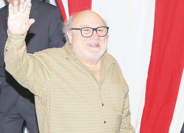 DeVito sonríe ante los políticos