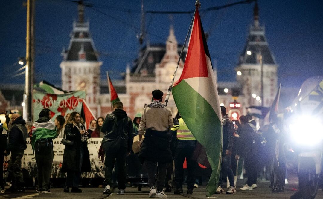 Manifestantes marchan hacia la plaza Dam tras una reunión organizada por la organización pro palestina Kolna Falasteen en la estación central de Ámsterdam, Países Bajos, el 7 de octubre de 2025. El grupo organiza reuniones frecuentes para llamar la atención sobre la situación en Gaza. Foto: EFE/ ROBIN VAN LONKHUIJSEN