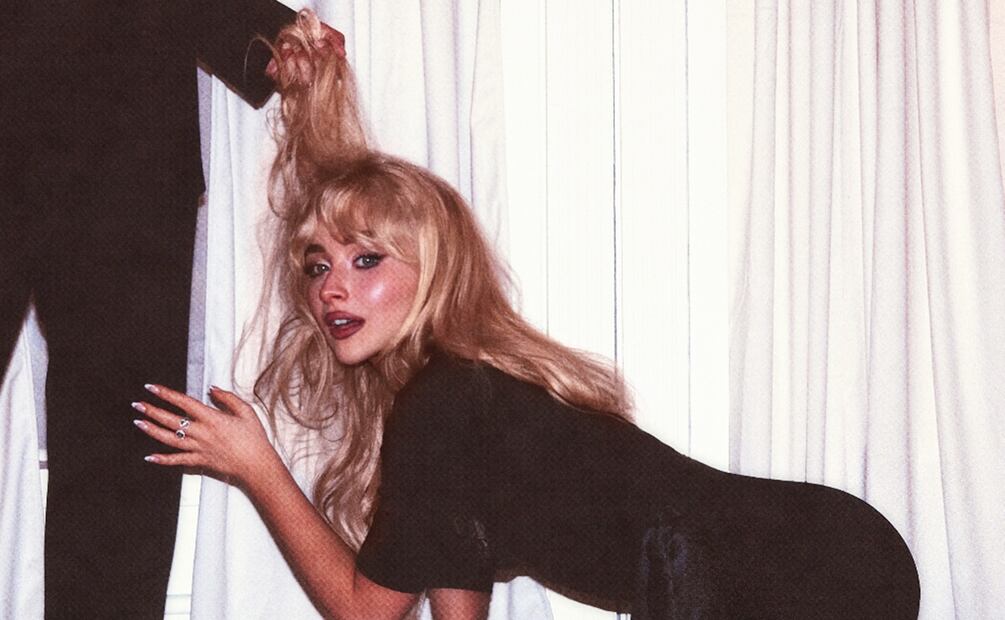 La imagen provocativa en la portada original de su álbum "Man's Best Friend", que sale el viernes, muestra a Carpenter a gatas con un vestido negro y tacones, debajo de un hombre trajeado de pie que tira de su cabello dorado. Foto: Island Records via AP.