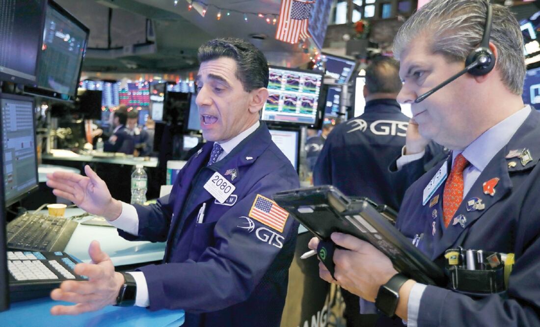 Los principales índices de Wall Street llegaron a sufrir pérdidas de más de 3% por las dudas sobre negociaciones arancelarias y tensiones con Rusia. (RICHARD DREW. AP)