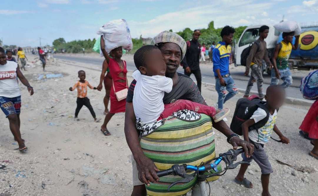 Los residentes huyen de sus hogares para escapar de los enfrentamientos entre bandas armadas en Puerto Príncipe. (14/05/26) Foto: AP