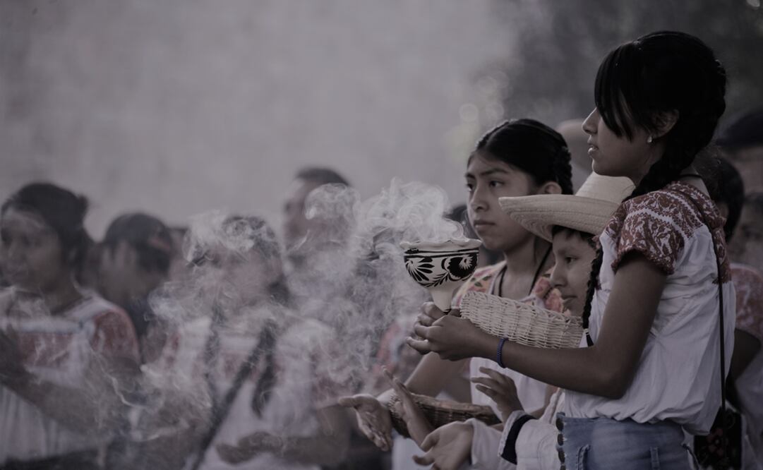 El 31 de octubre al mediodía llegan los difuntos infantes conocidos como Pilconetzitzih. Se les recibe con veredas de pétalo de flores, agua bendita y humo de copal, acto que recibe el nombre de Tlanazmiquilistli. Foto: Mauricio Marat / INAH.