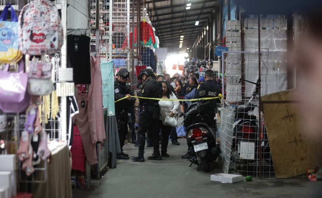 Asesinan a balazos a tres hombres en Tepito; una mujer resulta lesionada.
Foto: Francisco Rodríguez.