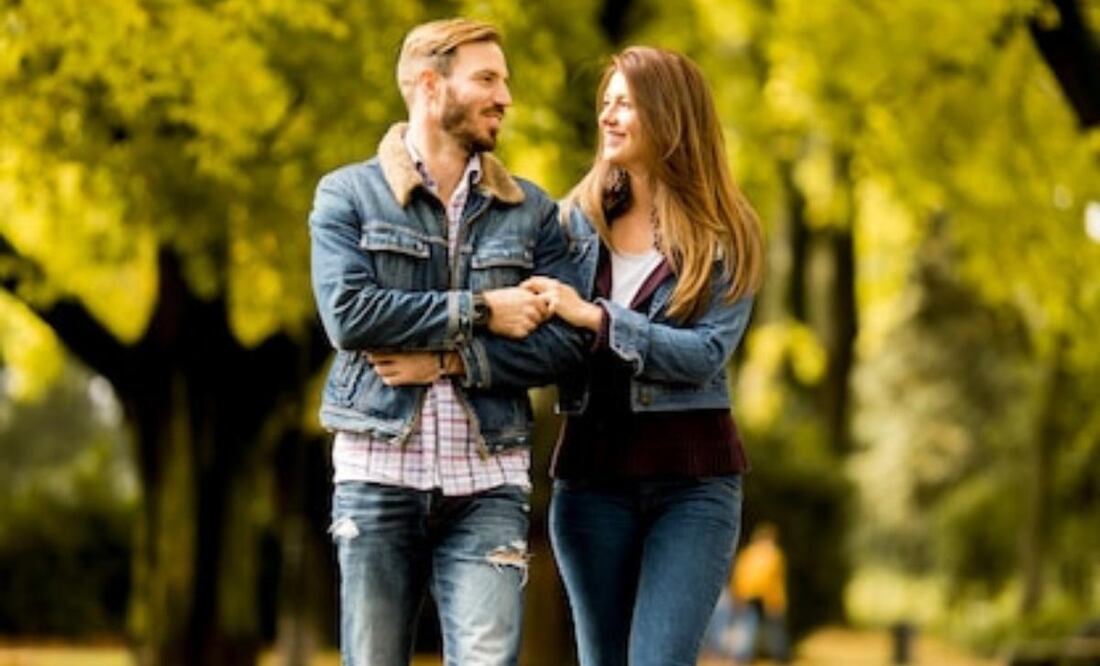 Christine E. Webb sugiere que algo tan simple como salir a caminar podría transformar la manera en que resolvemos conflictos cotidianos. Fuente: Freepik.