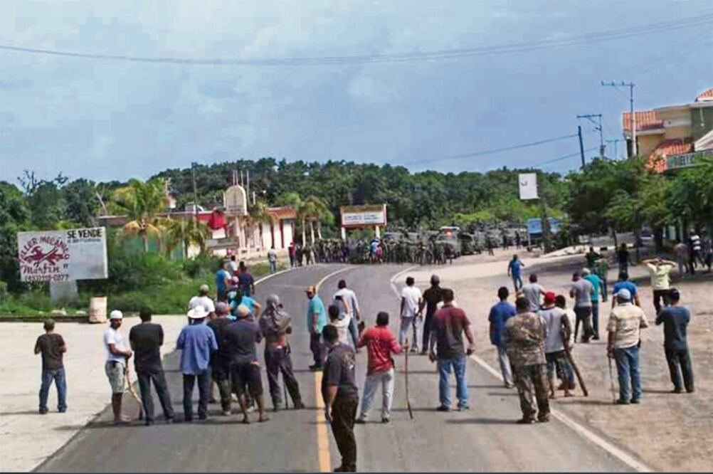 Habitantes de esta zona de la Tierra Caliente acusaron al Ejército de iniciar una persecución en contra de Juan José Farías Álvarez, El Abuelo, ex líder fundador de las autodefensas, quien sufrió un atentado el pasado 9 de marzo (TOMADA DE TWITTER)