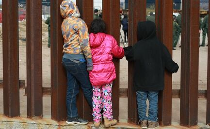 Juez de EU ordena detener deportación de niños que cruzan solos la frontera