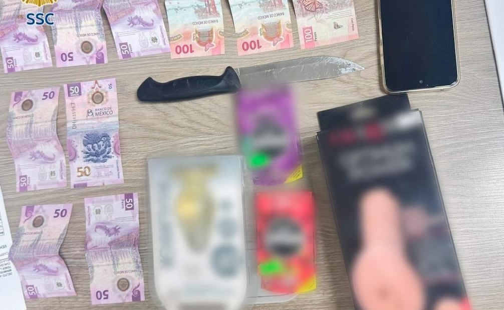 Le aseguraron un cuchillo, dos juguetes sexuales, dos paquetes de preservativos, un teléfono celular y dinero. 01/09/2026. | Foto: Cortesía SSC.