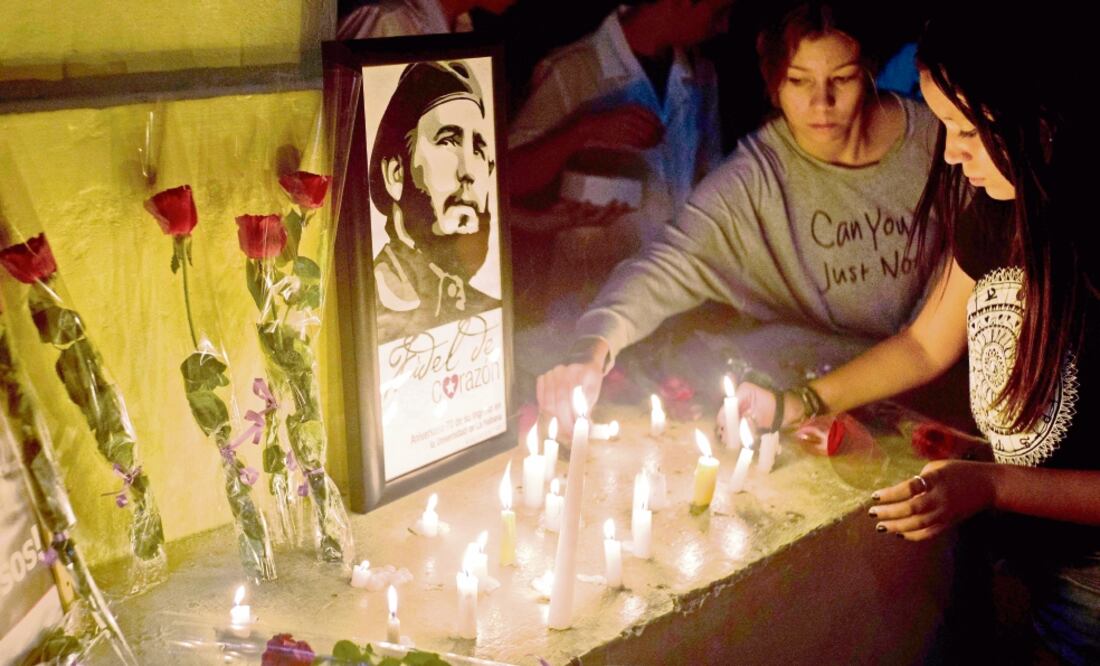 Estudiantes de la Universidad de La Habana, donde estudió Fidel Castro, realizaron anoche una vigilia en memoria del Comandante. (FOTO: RAMON ESPINOSA. AP)