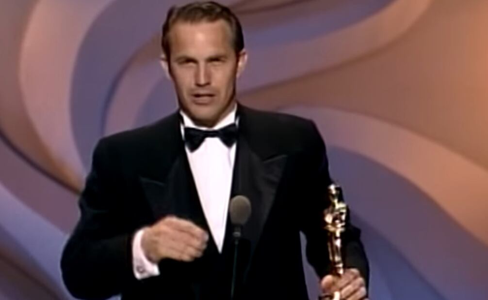 Kevin Costner en la ceremonia del Oscar en 1991. Foto: Captura de pantalla.