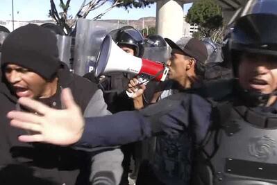 Migrantes rompen cerco policial para llegar a Estados Unidos