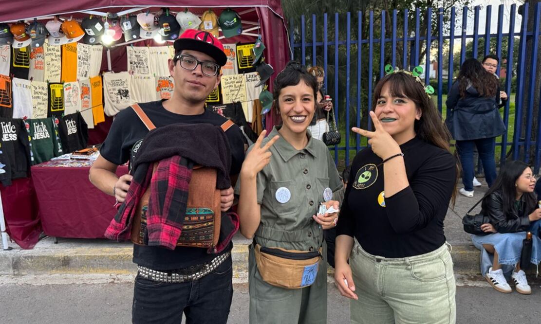 Fanáticos de Litte Jesus se reúnen en el Palacio de los Deportes para celebrar la carrera de la banda. Foto: César González/EL UNIVERSAL.