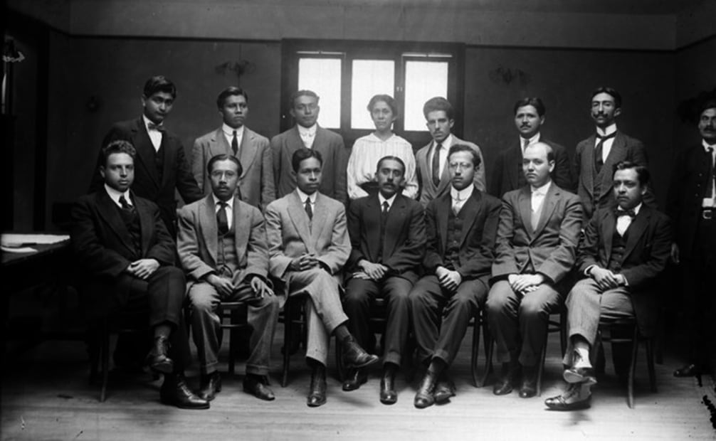 Taquígrafos del congreso constituyente en 1917. Durante las sesiones para la elaboración y aprobación de la nueva constitución mexicana propuesta por Venustiano Carranza existía un grupo de taquígrafos dentro del congreso constituyente que se encargaron de registrar cada uno de los debates y asambleas. Foto: Mediateca INAH/ Especial.