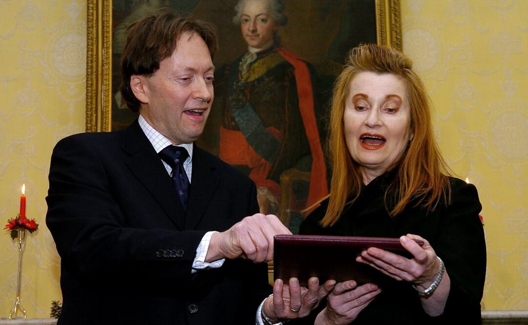El secretario permanente de la Academia Sueca entre 1999 y 2009, Horace Engdahl (d), presenta a la ganadora del Premio Nobel de Literatura, la escritora austríaca Elfriede Jelinek. Foto: EFE / Robert Jaeger / Pool, Archivo