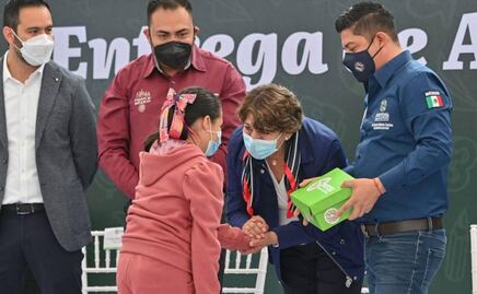 Gallardo y Delfina Gómez entregan útiles escolares, zapatos y mochilas a estudiantes en San Luis Potosí